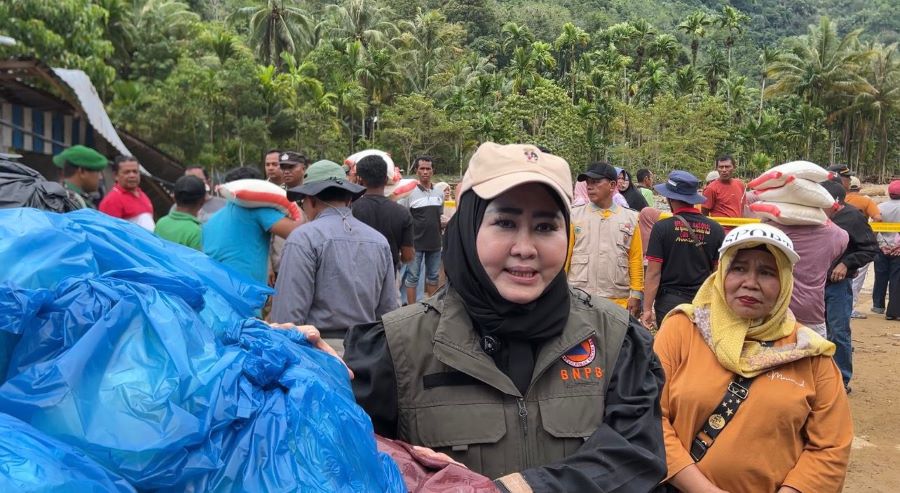 Lisda Serahkan Bantuan untuk Warga Terisolasi Akibat Jalan Putus